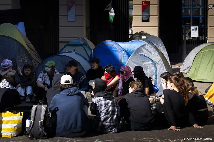 demonstranten bij universiteiten maken zich op voor nieuwe dag