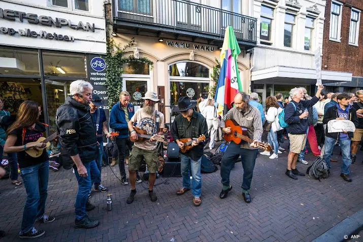demonstranten blijven restaurant waku waku steunen in qr strijd