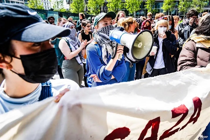 demonstranten erasmus negeren verzoek om naar andere plek te gaan