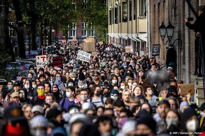 demonstranten hebben roeterseilandcampus verlaten en lopen mars