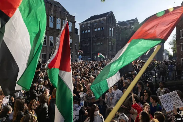 demonstranten hijsen palestijnse vlag op gebouw uva terrein