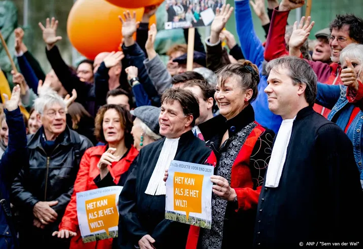demonstranten juichen urgenda directeur toe