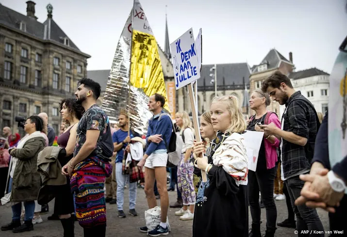 demonstranten op de dam voor aandacht asielbeleid