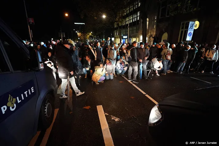 demonstranten proberen coronapersconferentie te verstoren