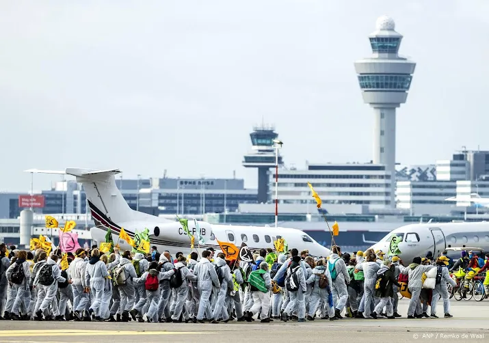 demonstranten schiphol blokkeren korte tijd toegangsweg