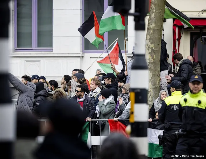 demonstranten spelen kat en muisspel met politie
