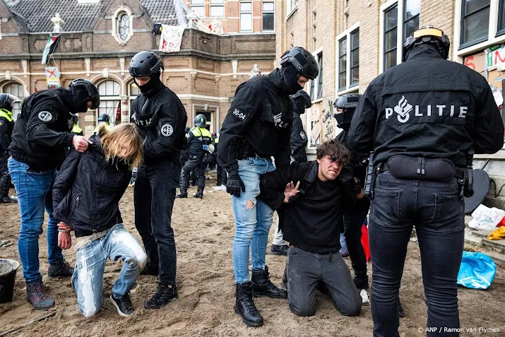 demonstranten uva bezetting worden aangehouden en afgevoerd