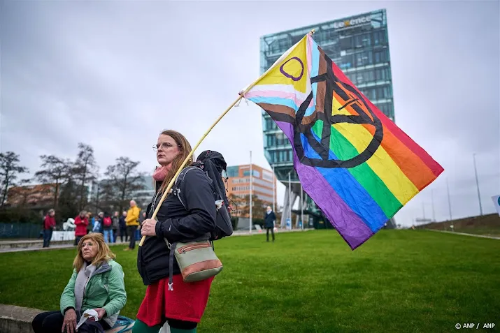 demonstranten van xr massaal langs snelweg a10 bij amsterdam