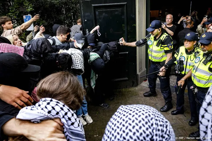 demonstranten verlaten binnenplaats oudemanhuispoort