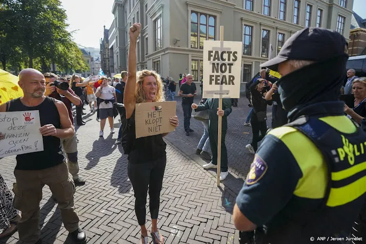 demonstranten voeren actie tegen coronabeleid op haags plein