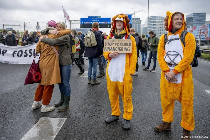 demonstranten xr blokkeren a10 in amsterdam