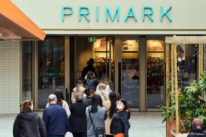 demonstratie amsterdams primark personeel om ontslagdreiging