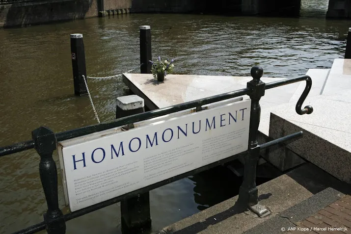 demonstratie bij homomonument na mishandeling door uber chauffeur