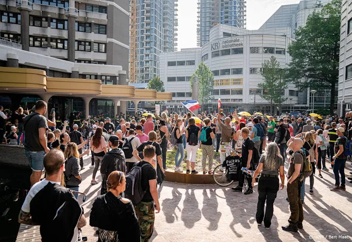 demonstratie bij tijdelijk onderkomen tweede kamer in den haag