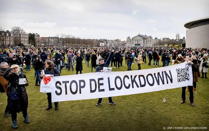 demonstratie op museumplein in amsterdam wordt beeindigd