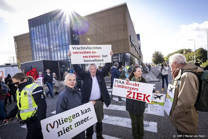 demonstratie tegen limburgs vliegveld om herrie en vervuiling