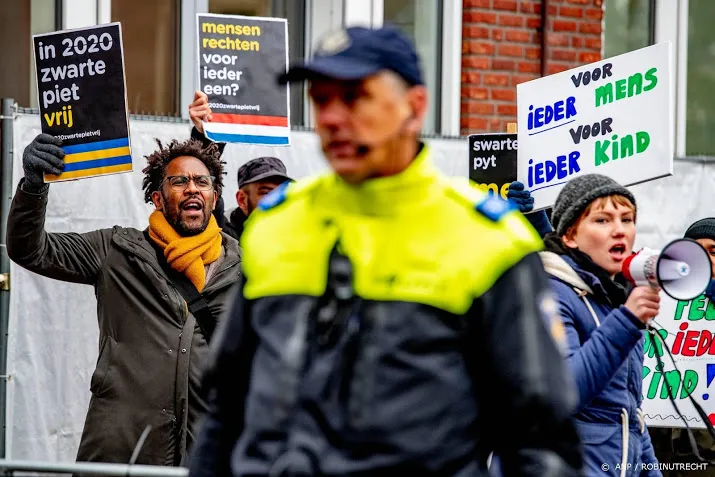 demonstratie tegen zwarte piet zondag op vrijthof in maastricht