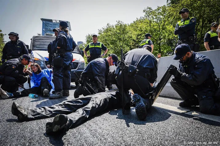 den haag wil hulp politiek bij aanpak ontwrichtende protesten