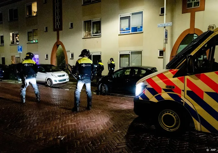 dertien aanhoudingen bij rellen in duindorp