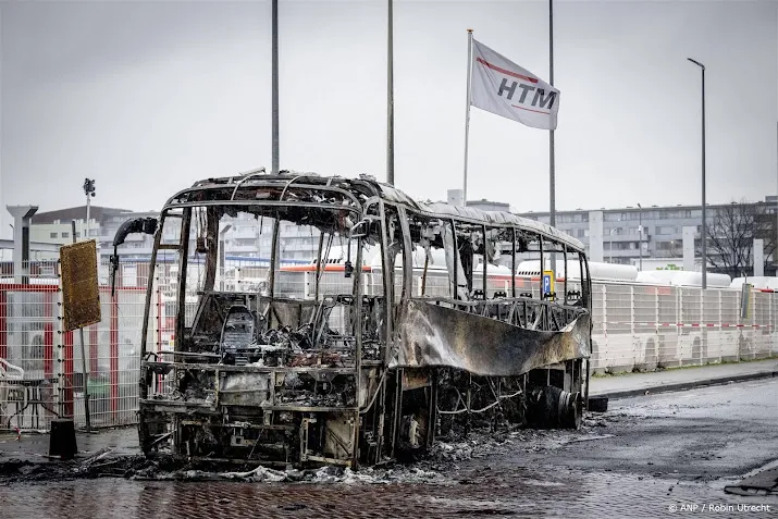 dertien aanhoudingen rond rellen bij zalencentrum den haag