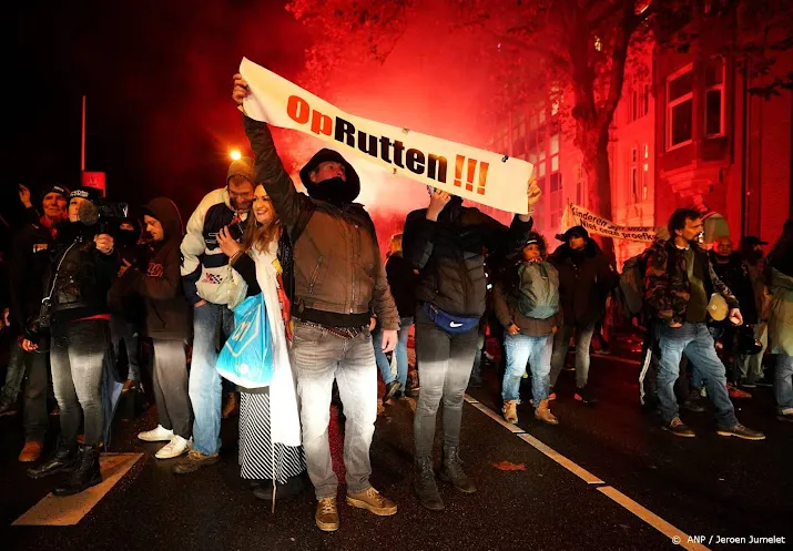 dertien arrestaties na demonstratie bij coronapersconferentie