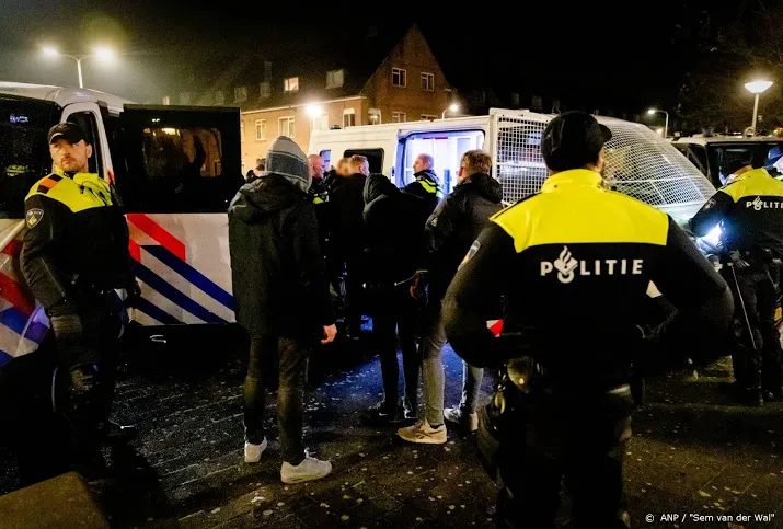 dertien mensen aangehouden in den haag