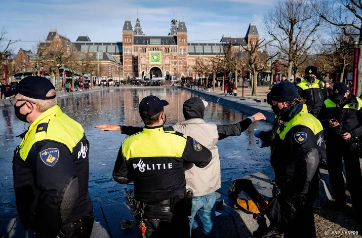 dertig arrestaties in buurt museumplein amsterdam