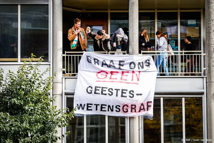 dertig bezetters p c hoofthuis beboet