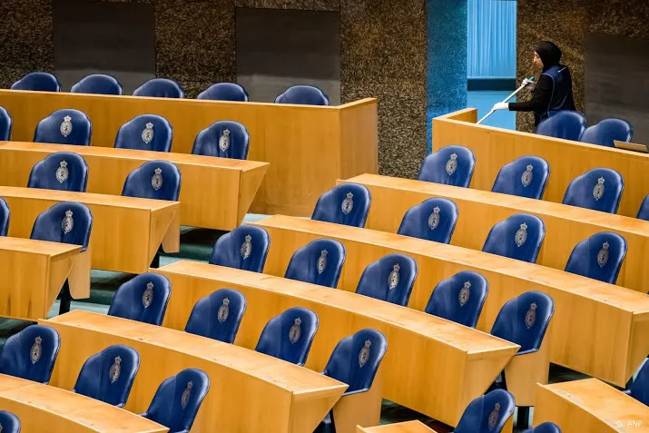 deskundigen praten kamer bij over testen en beschermingsmiddelen