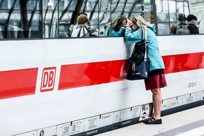deutsche bahn drukker in treinen in aanloop staking maandag