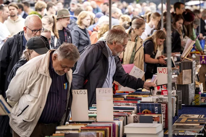 deventer houdt boekenmarkt en dickens festijn overeind