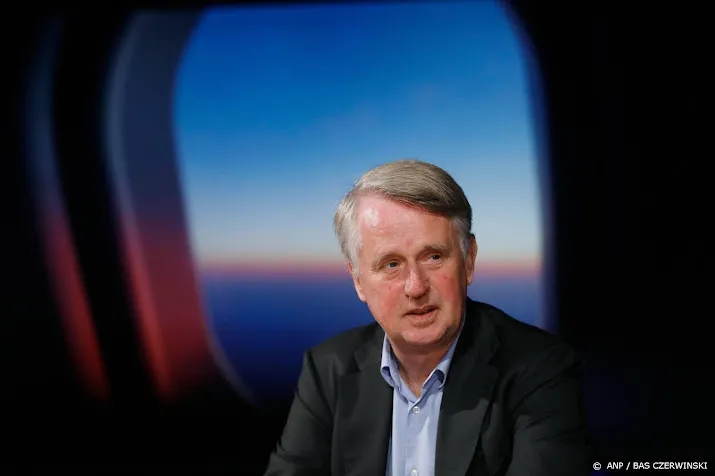 dick benschop gaat langer door als topman van schiphol