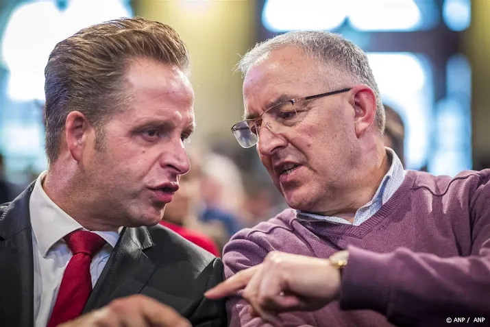 diepe buiging de jonge voor vertrekkend burgemeester aboutaleb