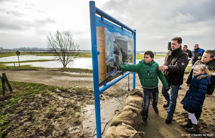 dijk bij ochten wordt opnieuw verhoogd