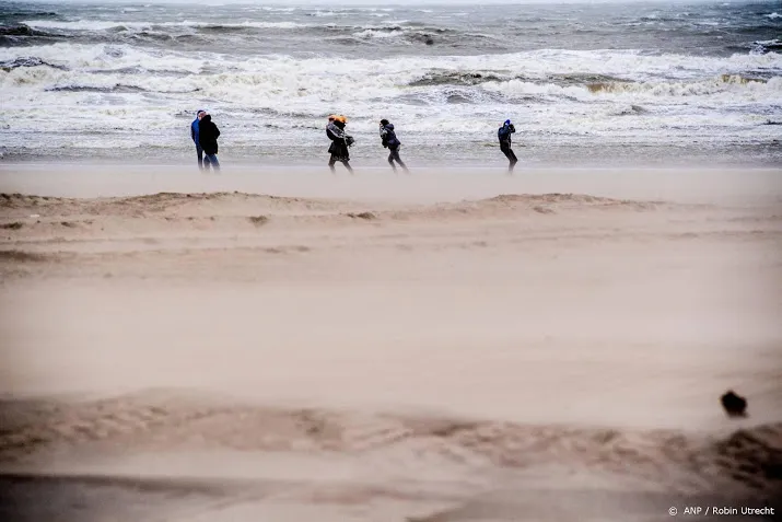 dijkbewaking wegens storm en gevaar containers