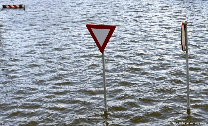 dijkdoorgangen bij delfzijl gaan dicht wegens hoogwater op zee
