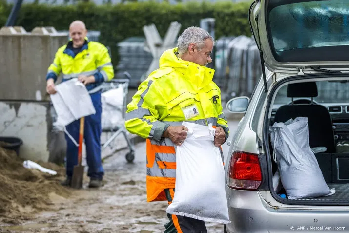 dijken in noord limburg verstevigd met zand