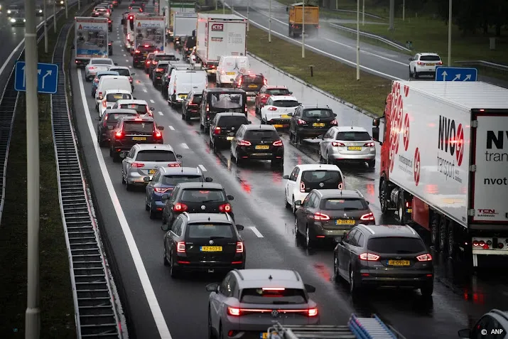 dinsdag extra zware spits verwacht door regen