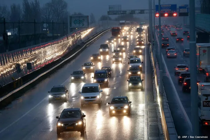 dinsdag mogelijk drukke spits kouder weer op komst