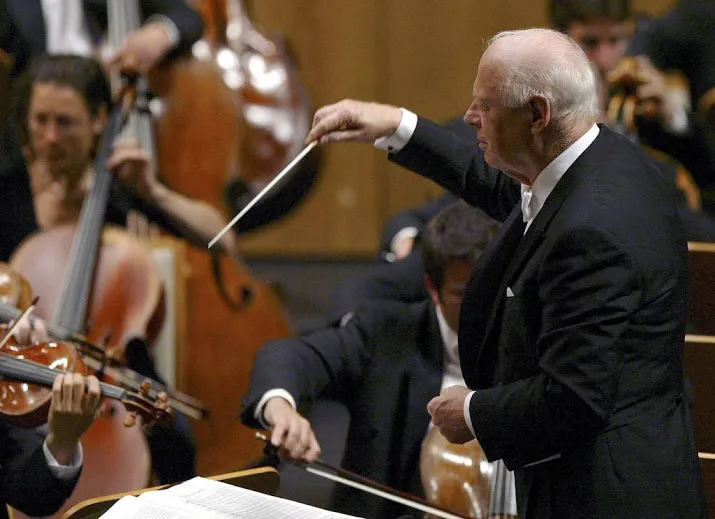 dirigent bernard haitink 89 valt op podium