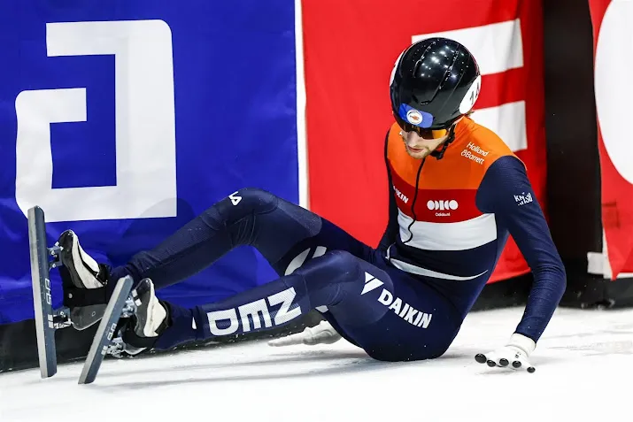 diskwalificatie shorttracker emons op 1000 meter bij wk
