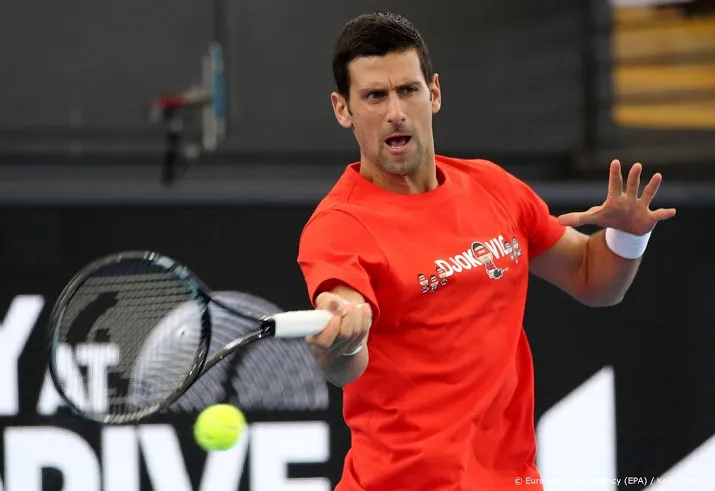 djokovic baart opzien door na afmelding toch op de baan te komen
