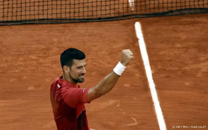 djokovic knokt zich terug en bereikt kwartfinales roland garros