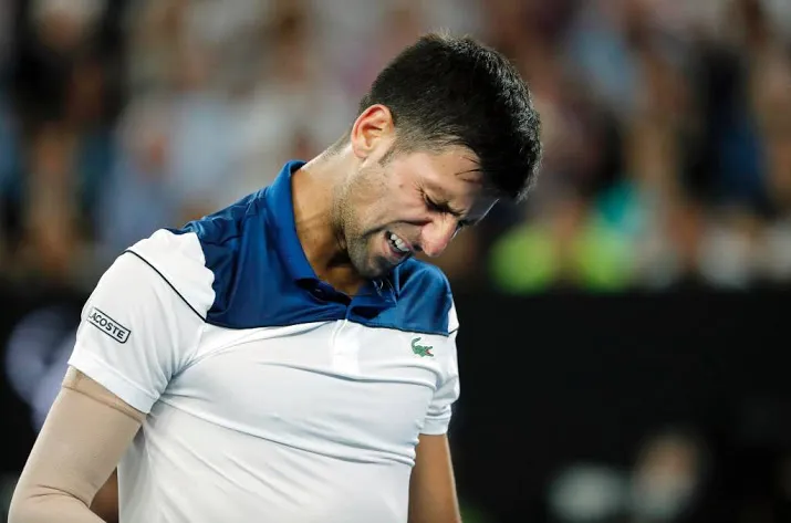 djokovic laat zich aan elleboog helpen