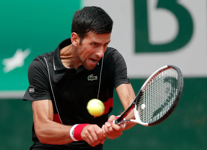 djokovic met moeite naar laatste zestien
