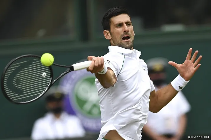 djokovic overtuigend naar halve finales op wimbledon