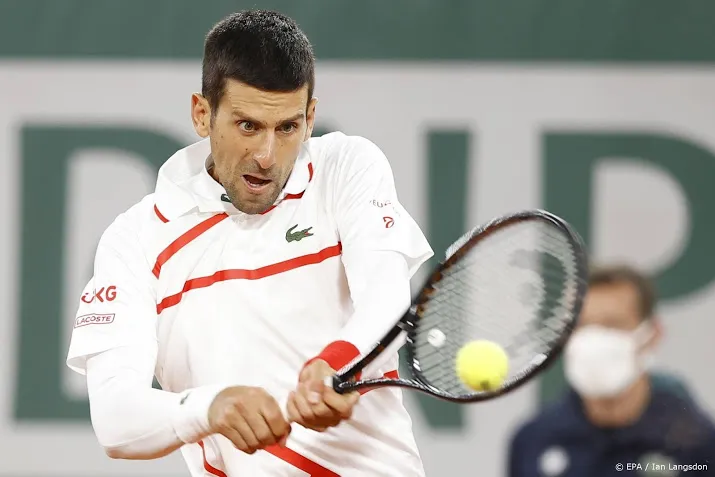 djokovic overtuigend naar tweede ronde in parijs