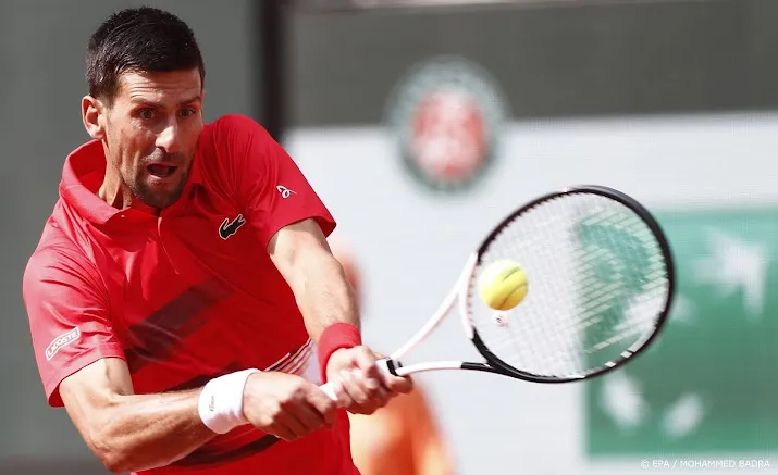 djokovic overtuigend naar vierde ronde op roland garros