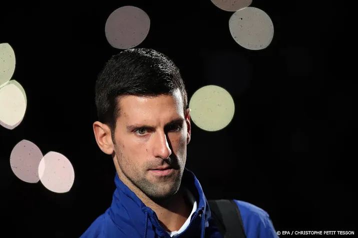 djokovic strandt op vliegveld in melbourne door visumproblemen