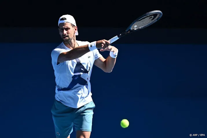 djokovic tegen qualifier in melbourne tsitsipas treft berrettini